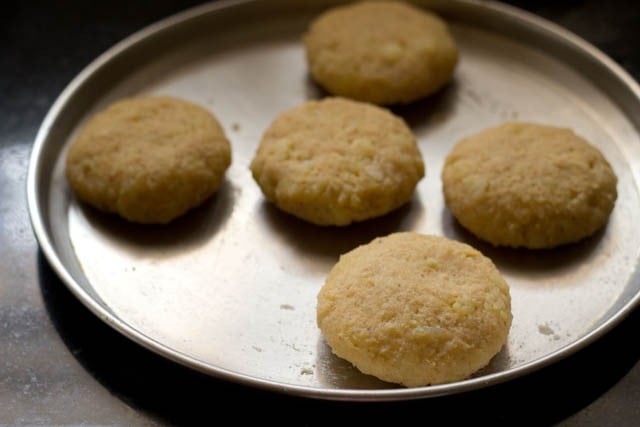 5 flat round patties of aloo tikki mixture.