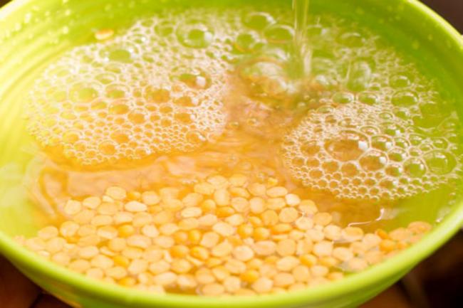 rinsing arhar dal in water