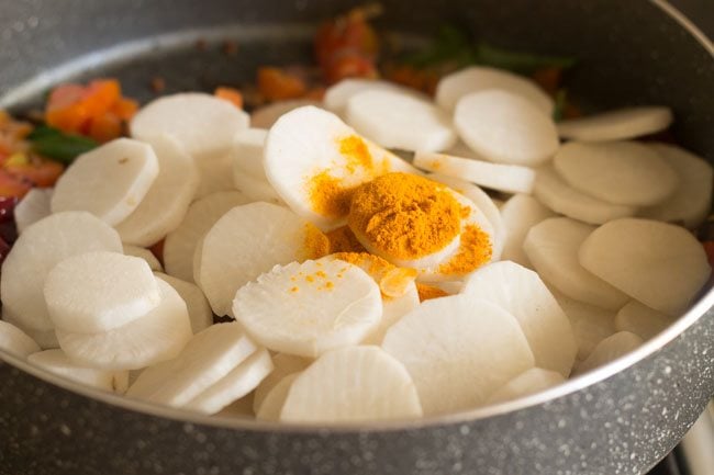 adding turmeric powder to radish