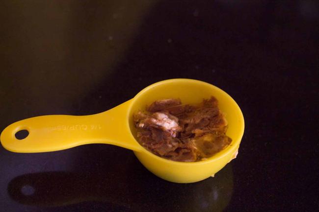 soaking tamarind in water