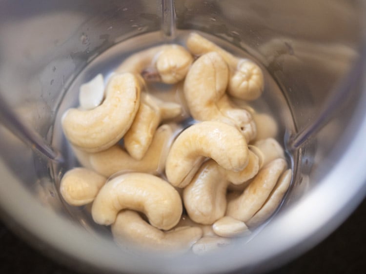 soaked cashews and water added in a blender jar