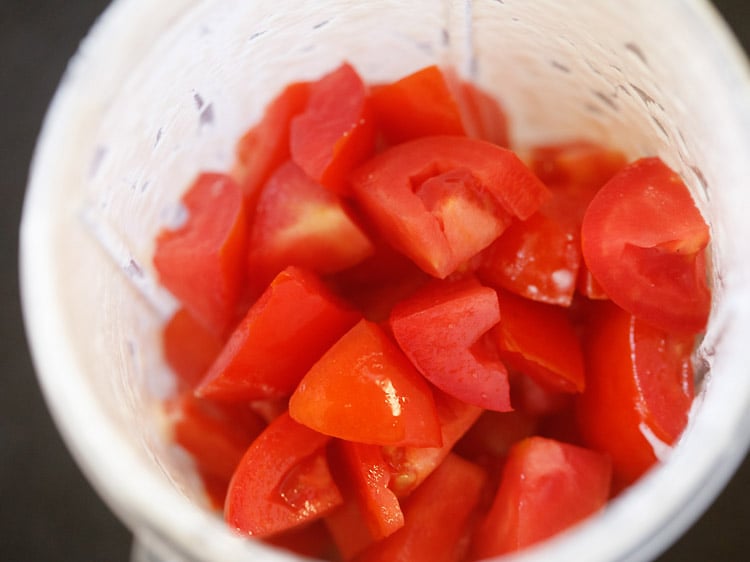 같은 블렌더 용기에 잘게 썬 토마토를 넣습니다.