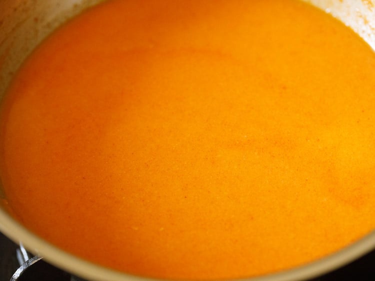 water mixed evenly to make paneer butter masala gravy