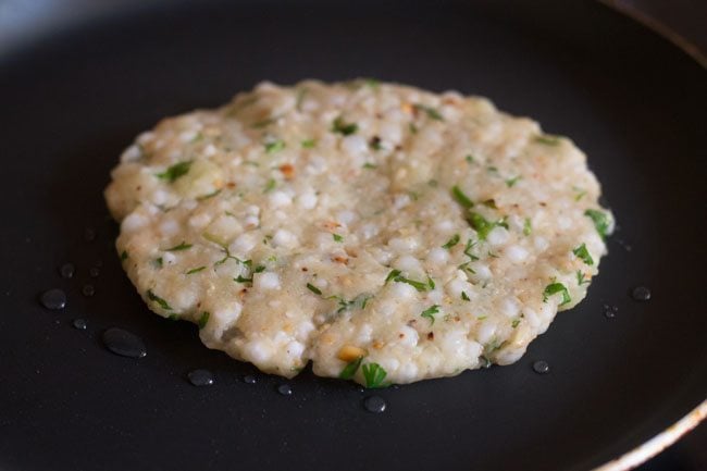 sabudana thalipeeth placed on frying pan