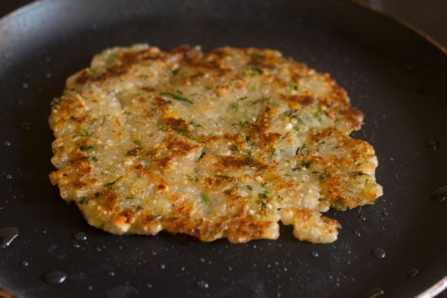 roasting sabudana thalipeeth till crispy