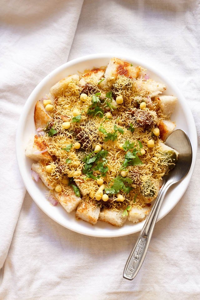 idli chaat served on a plate with a spoon