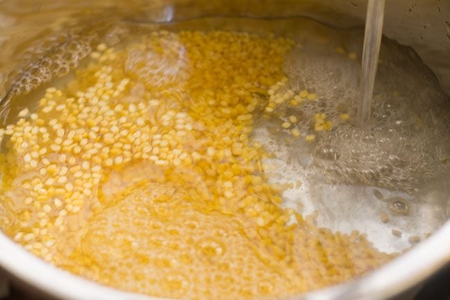 rinsing moong dal with water