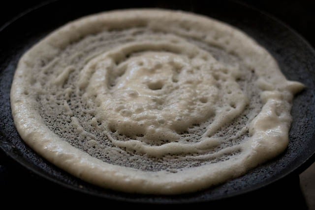 spread dosa batter on tava