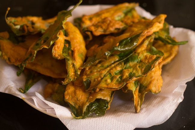 draining palak patta pakoda on kitchen tissues. 