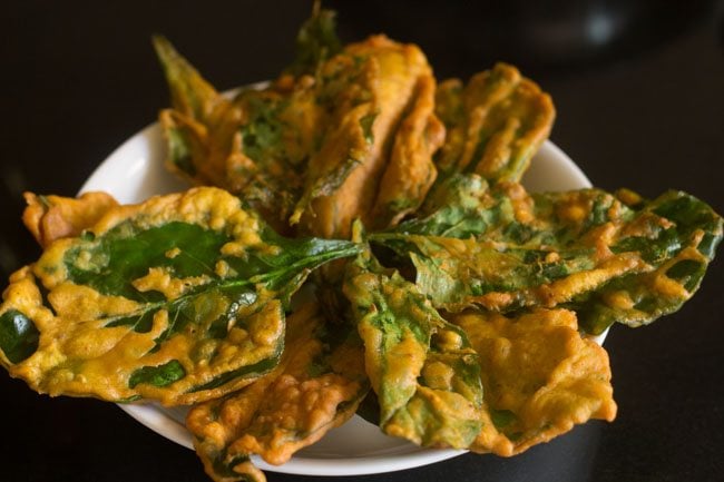 palak patta pakodas placed on a serving plate. 