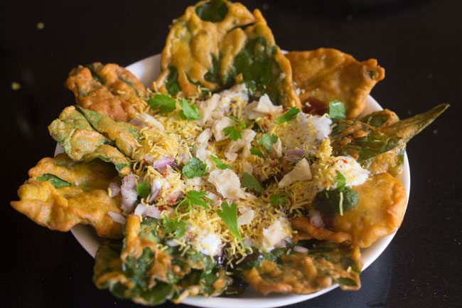 palak patta chaat garnished with chopped coriander leaves. 