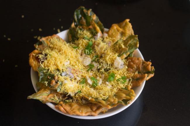 more sev added to the palak patta chaat. 