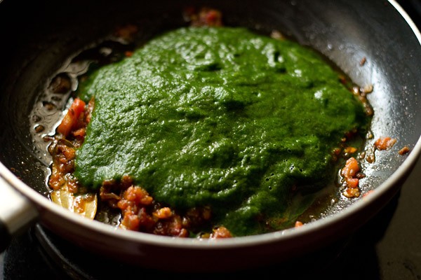 adding spinach puree in the pan