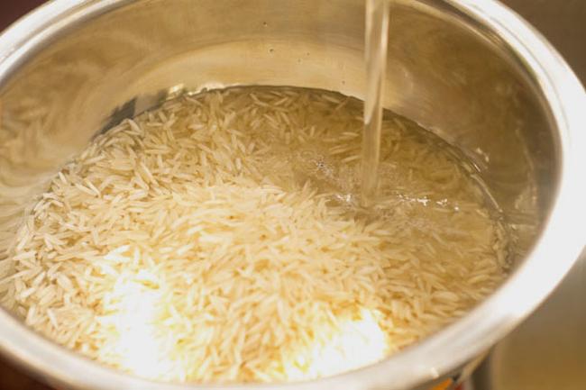rinsing the rice in running water
