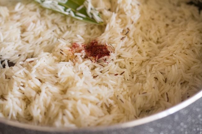 adding crushed saffron to rice