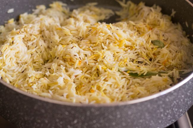 mixing the saffron and turmeric with the rice