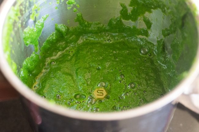 spinach puree in a blender