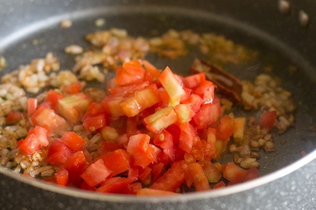 tomatoes in pan