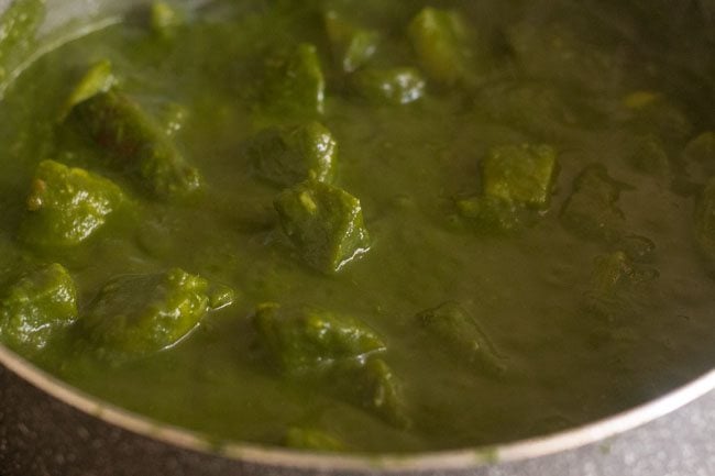 aloo palak cooking in pan