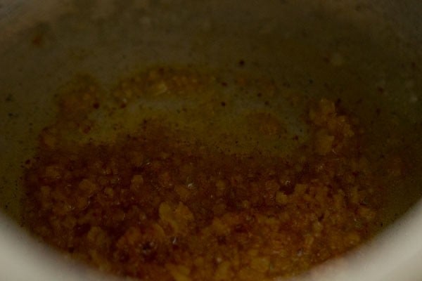 mix oil with spices