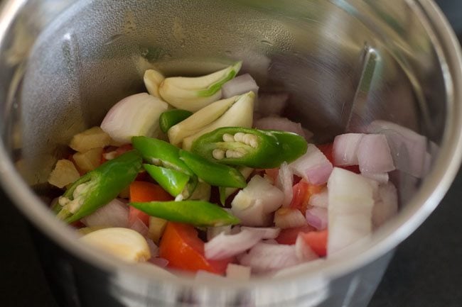 added onions, tomatoes, green chillies, ginger, garlic in a blender