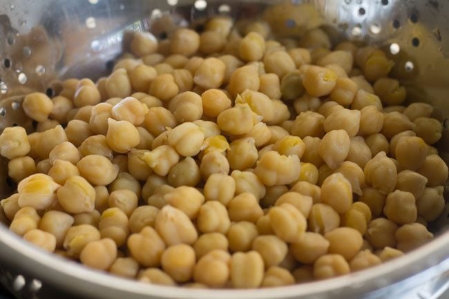 drained cooked chickpeas in a colander
