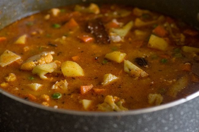 mixing the vegetable gravy well in the pan