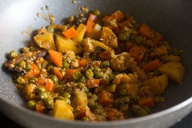 layering half the vegetable gravy in a thick bottomed pan 