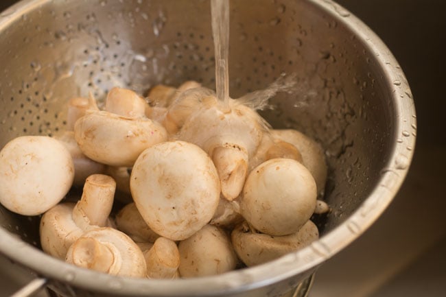 rinsing mushrooms in water 
