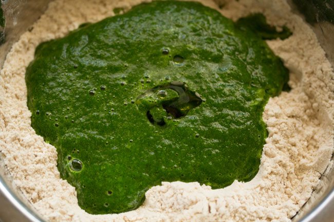 spinach puree, 2 tsp of oil and dry ingredients in a bowl