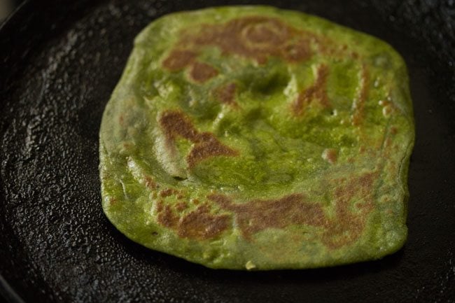 cooked palak paratha on tawa