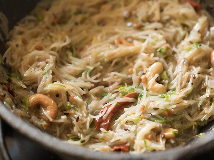 mix coriander leaves with semiya upma 