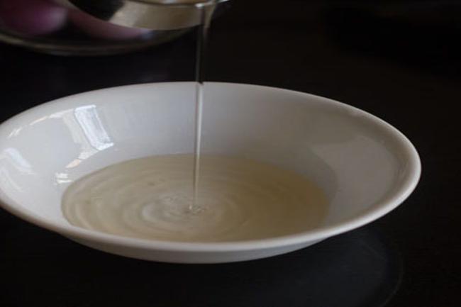 adding vinegar and water in a bowl