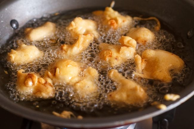 frying cauliflower pakoda in oil