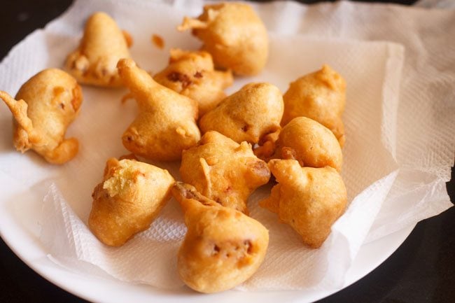 fried gobi pakora placed on kitchen paper napkins