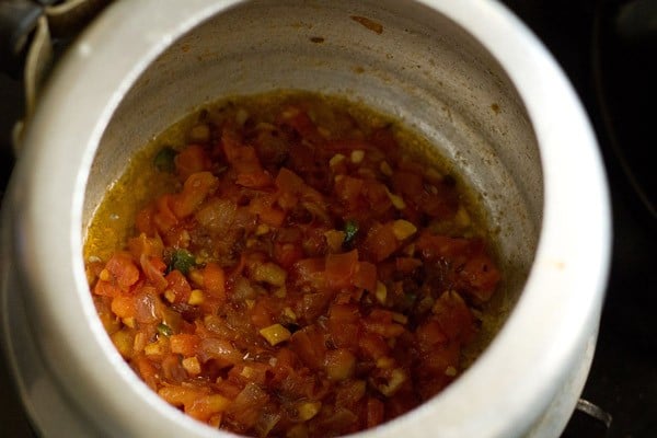 tomatoes for maah chole di dal recipe