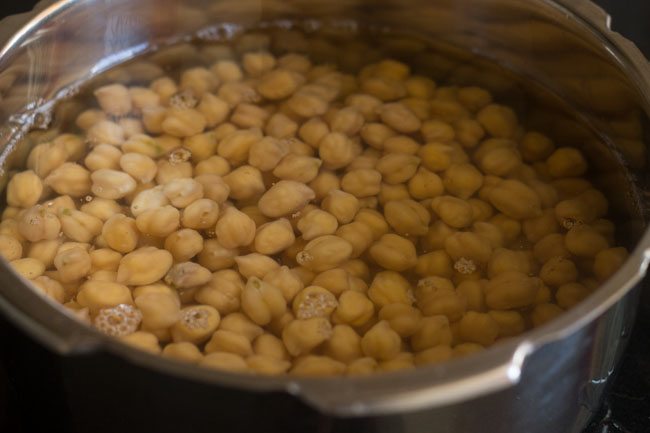 drained chole with water in pressure cooker 