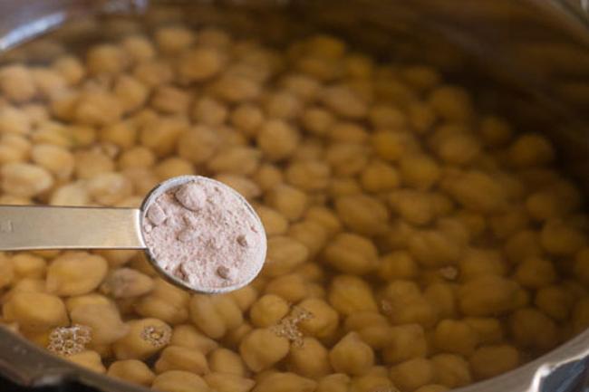 adding black salt to chole in pressure cooker 