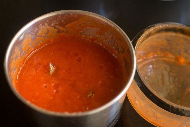 blending ingredients without water to make tomato paste 