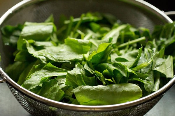 rinsing palak leaves