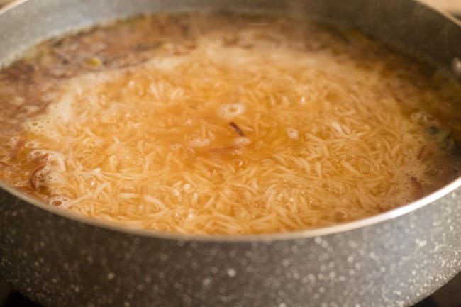 cooking parsi brown rice in the pot. 