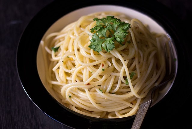 spaghetti aglio e olio  easy and quick pasta recipe
