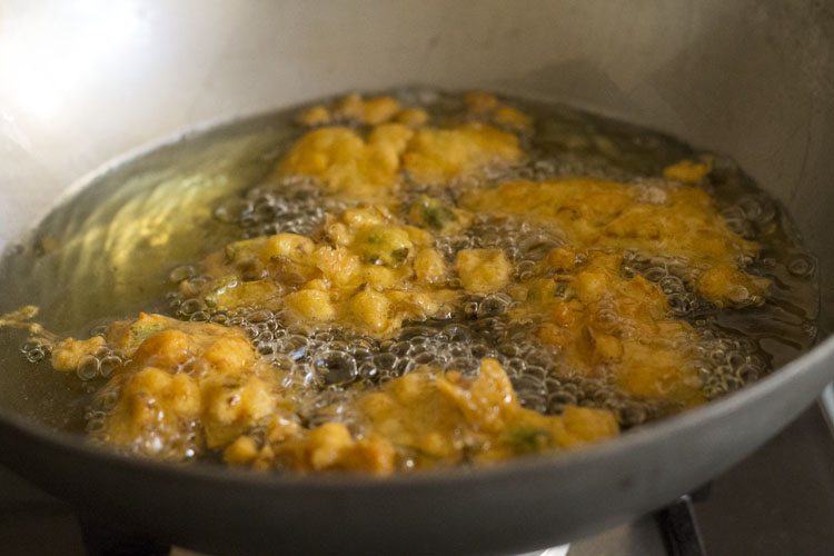 frying corn pakora
