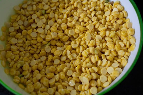 soaking chana dal for making dal pakwan recipe. 