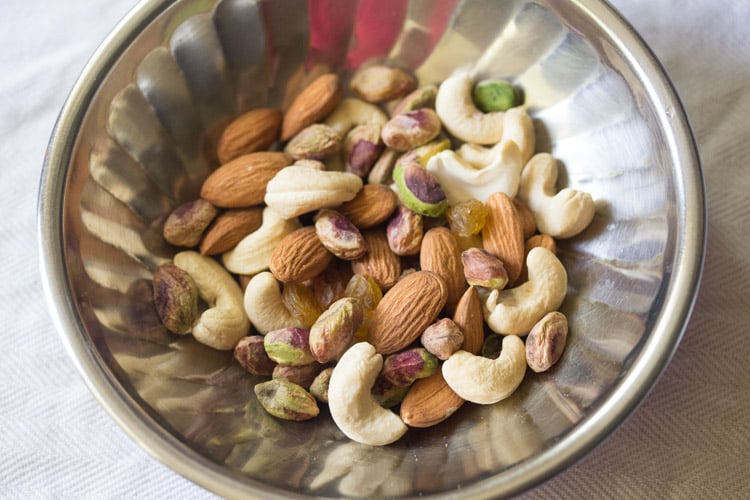 almonds, pistachios, cashews and raisins in a bowl