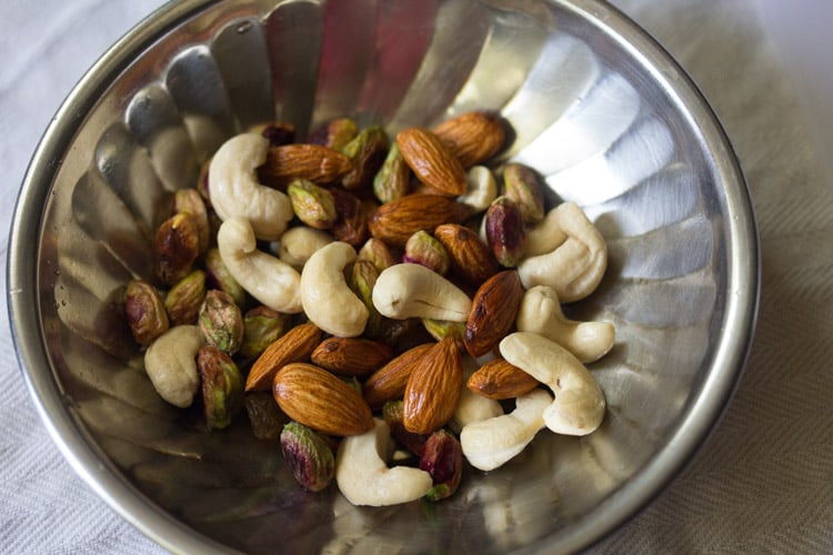 rinsed almonds, pistachios, cashews and raisins