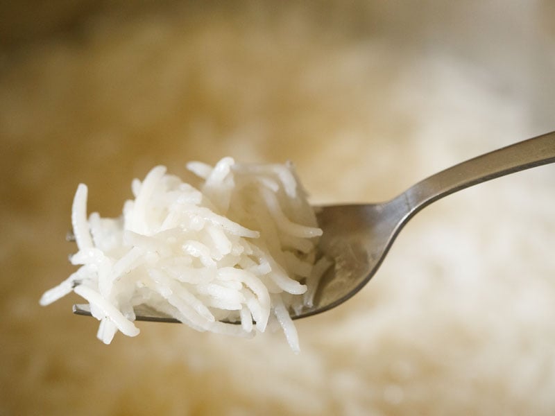 close up de arroz cozido em uma bifurcação