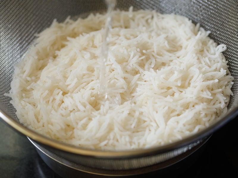 lavagem de arroz no escorredor