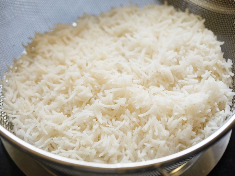 arroz cozido reservado para fazer arroz frito