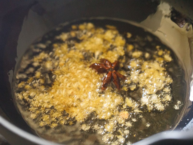 gengibre e alho a ser fritos em óleo